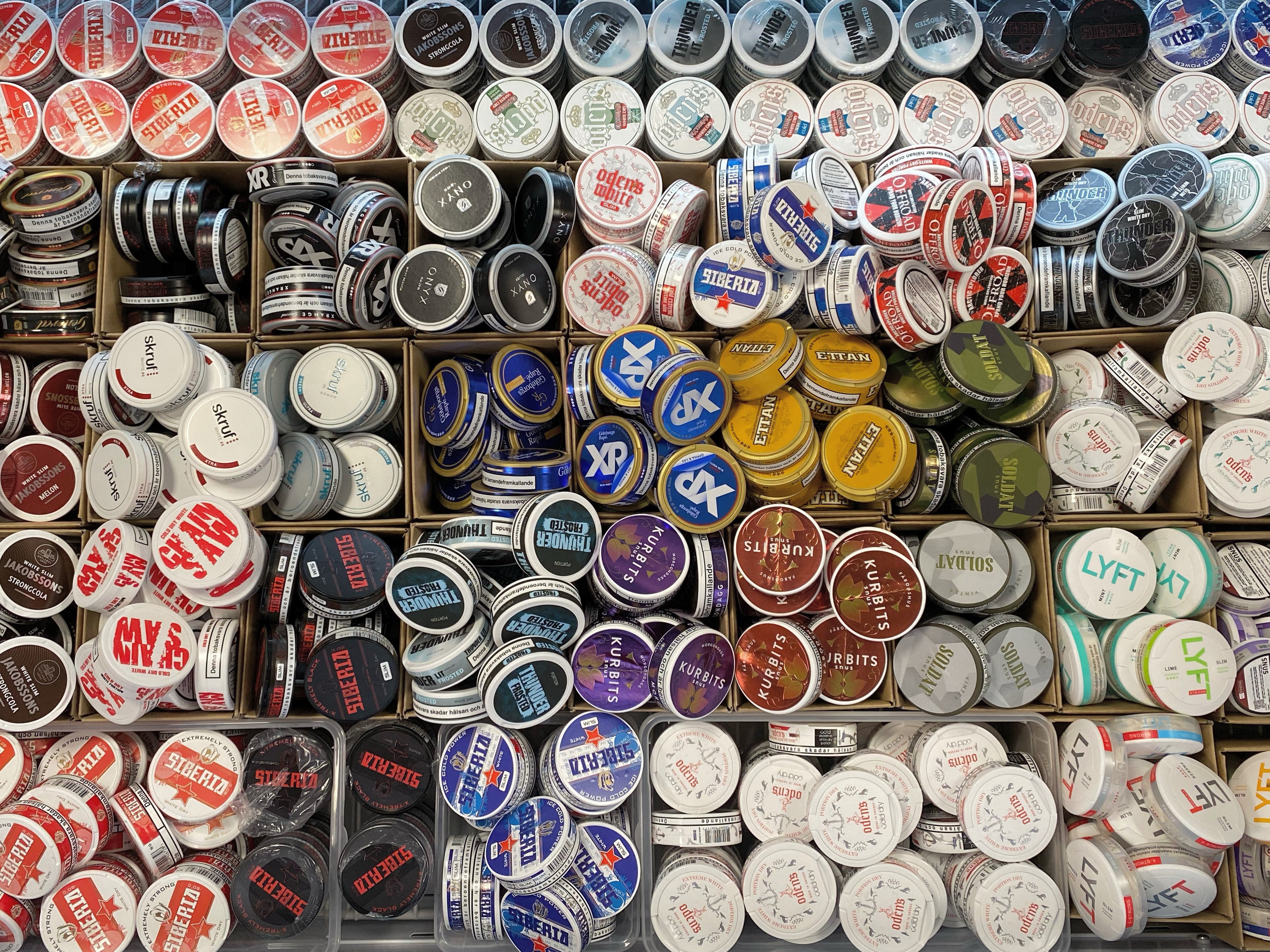 Verschiedene Snus Sorten im Kühlschrank im Snus Shop in St. Margrethen