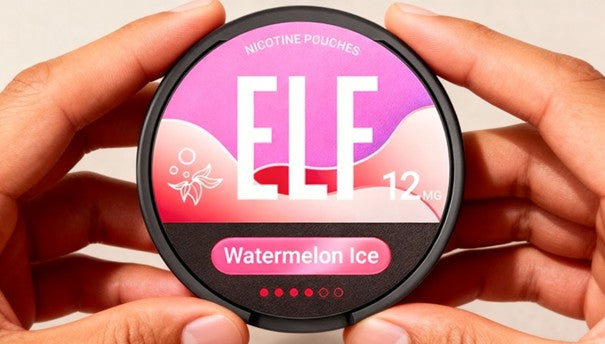 Zwei Hände halten eine ELF Snus-Dose.