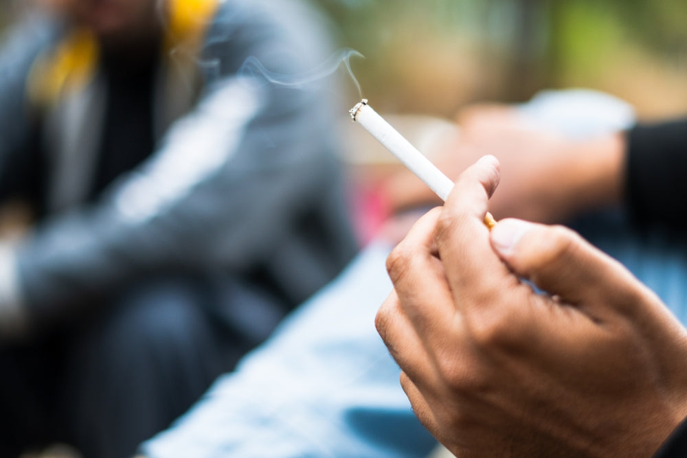 Gelbe Finger vom Rauchen: Was kann man dagegen tun?